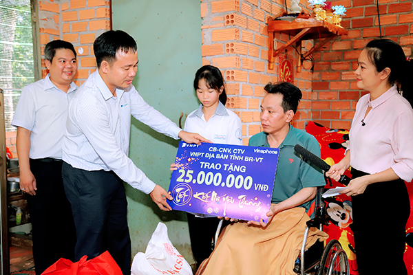 Đại diện Công đoàn TTKD trao số tiền trị giá 25 triệu đồng đến anh Phạm Nhật Linh