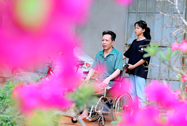 Anh Phạm Nhật Linh và con gái út hướng về một tương lai đầy hy vọng phía trước