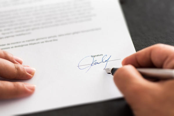 ký chữ ký trên hợp đồng