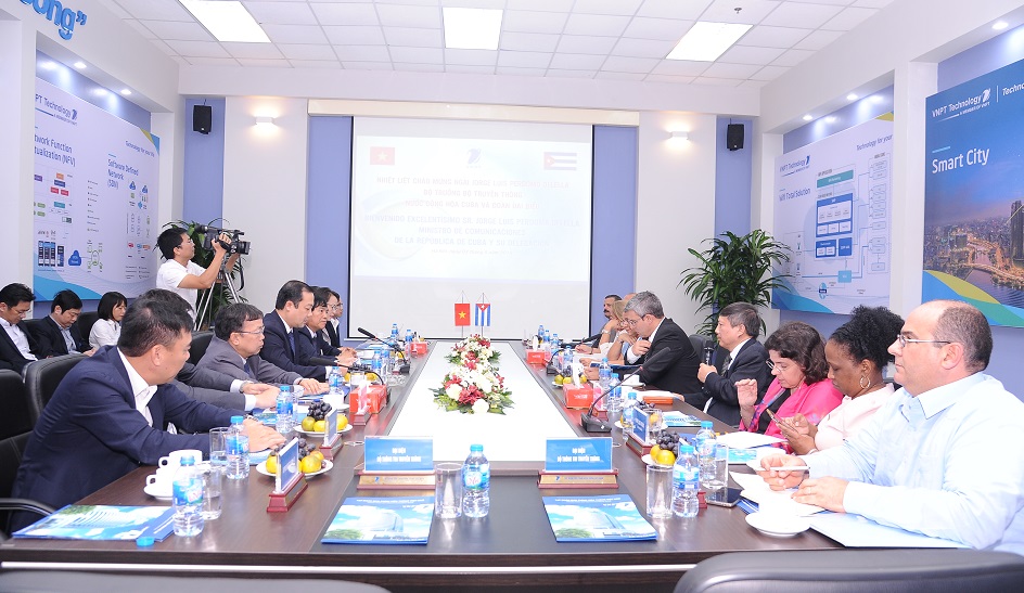 Bộ trưởng Bộ Truyền thông Cuba tham quan tổ hợp Công nghệ cao của VNPT