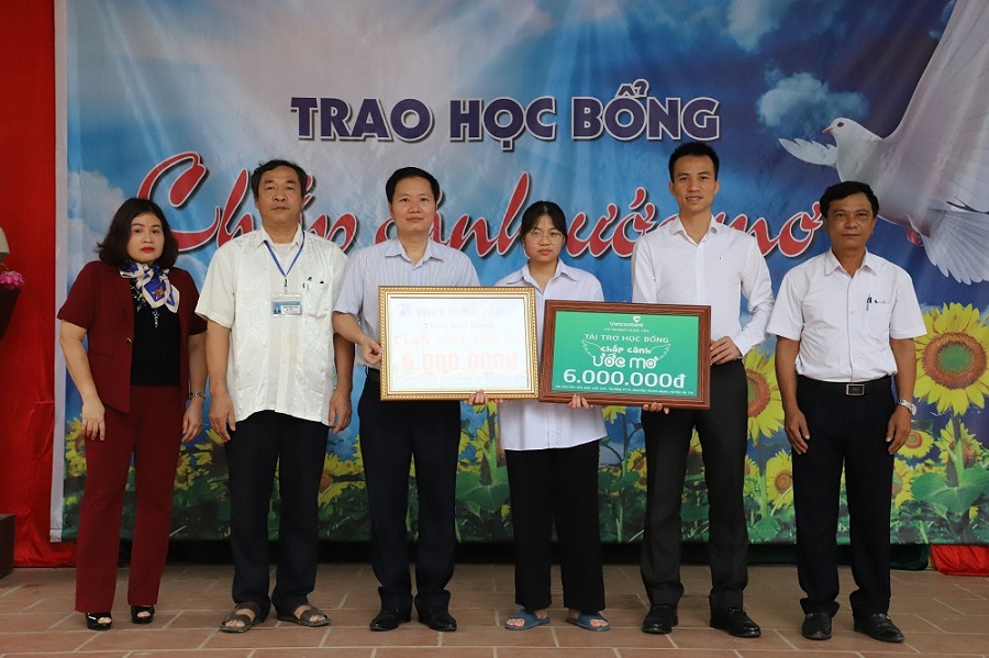 VNPT tặng học Bổng chắp cánh ước mơ cho học sinh nghèo vượt khó tại Hưng Yên
