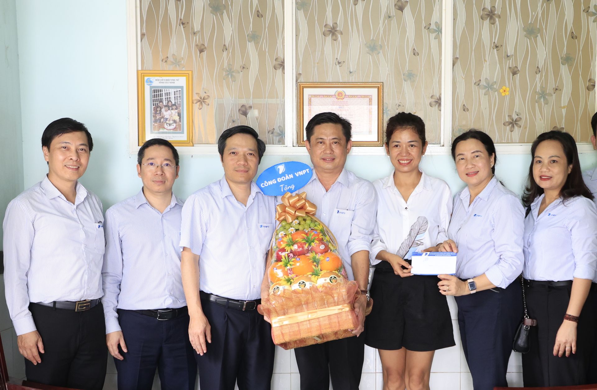 VNPT Trade Union visits, gives gifts and pay tribute to families of martyrs in Tay Ninh