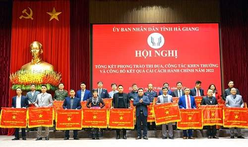 VNPT Hà Giang vinh dự nhận cờ thi đua năm 2022