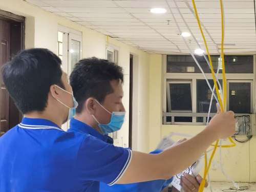 Chùm ảnh VNPT gấp rút hoàn thiện hạ tầng viễn thông phục vụ cơ sở cách ly tại Hà Nội