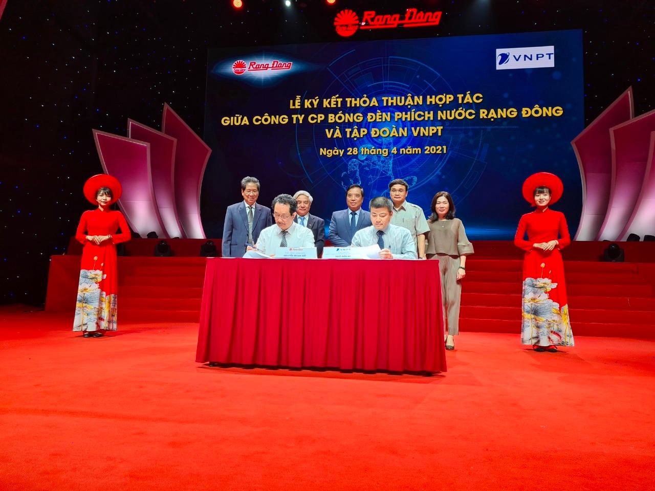 VNPT Group signs a cooperation agreement with Rang Dong