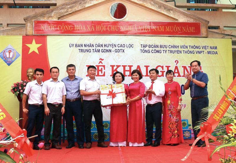 VNPT-Media tặng phòng máy tính cho Trung tâm GDNN - GDTT Cao Lộc, Lạng Sơn