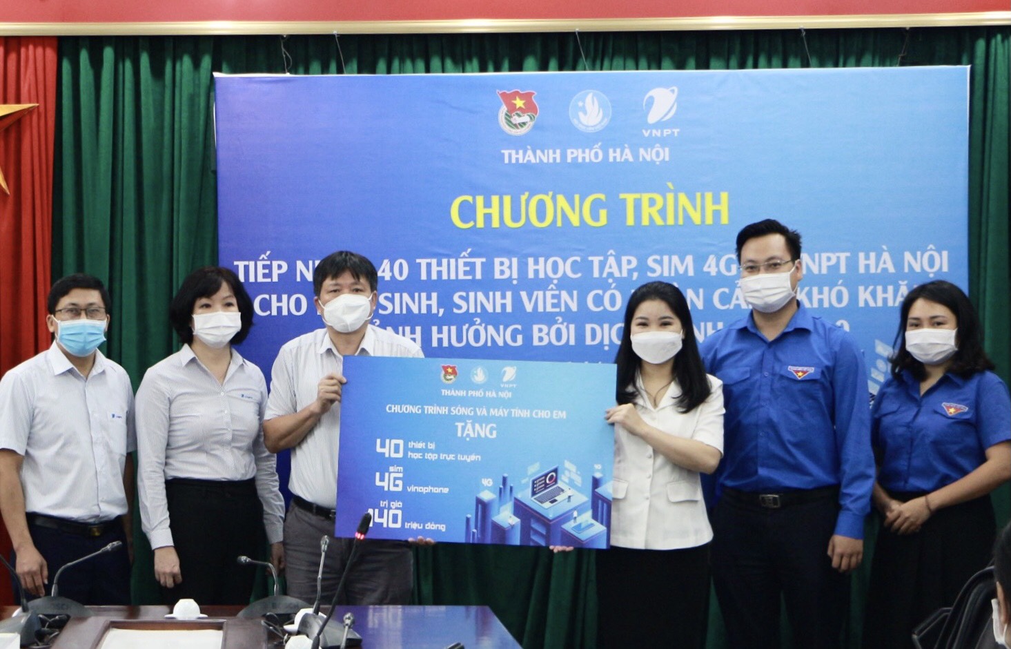 VNPT Hà Nội trao tặng thiết bị học tập trực tuyến tới các em học sinh, sinh viên Hà Nội