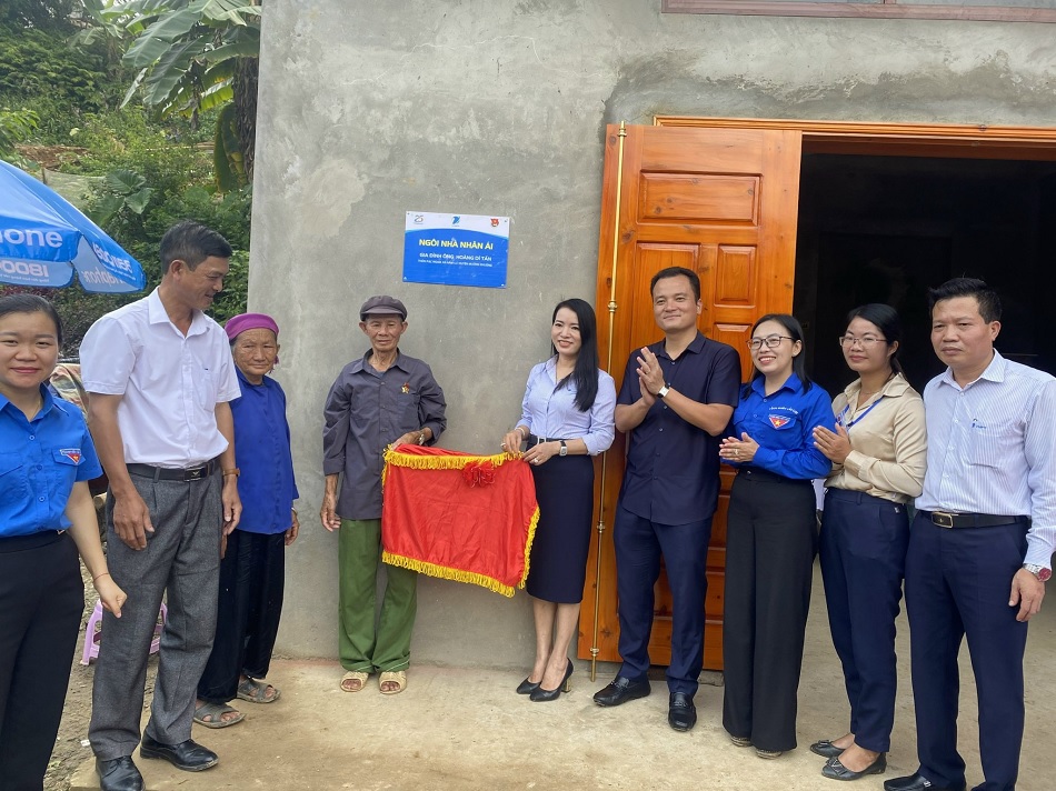 VNPT hands over charity house in Lao Cai