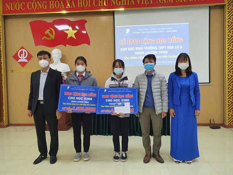 VNPT Ninh Bình trao tặng học bổng cho học sinh có hoàn cảnh khó khăn