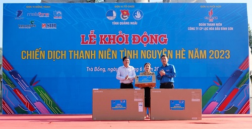 VNPT trao tặng thiết bị dạy học cho Trường TH và THCS Trà Phú (Quảng Ngãi)