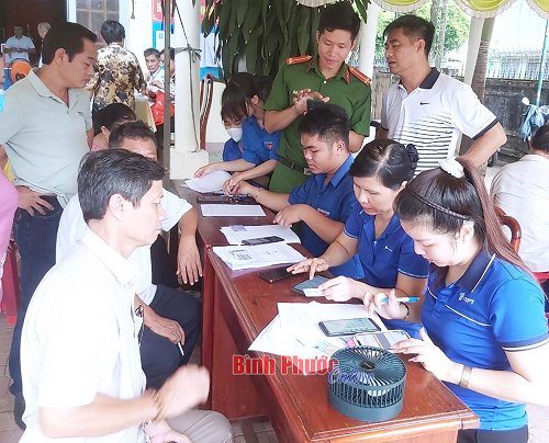 VNPT hỗ trợ kích hoạt định danh điện tử cho người dân ở Tp. Đồng Xoài (Bình Phước)