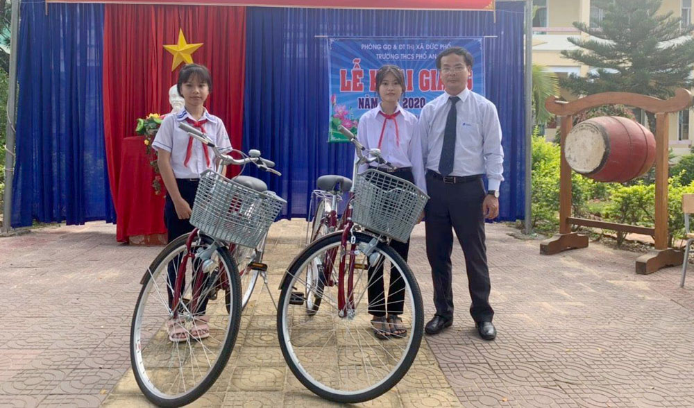VNPT tặng học bổng cho các em học sinh nghèo vượt khó tại Quảng Ngãi