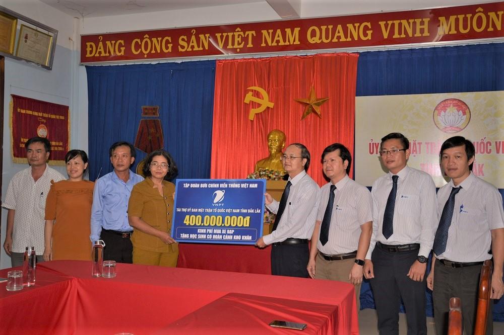 VNPT trao tặng tỉnh Đắk Lắk 400 triệu đồng