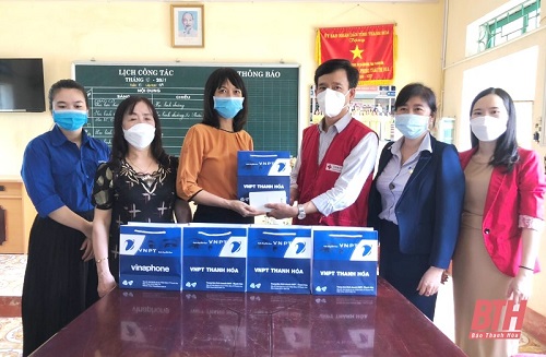 VNPT trao tặng thiết bị học trực tuyến cho học sinh có hoàn cảnh khó khăn tại Bỉm Sơn