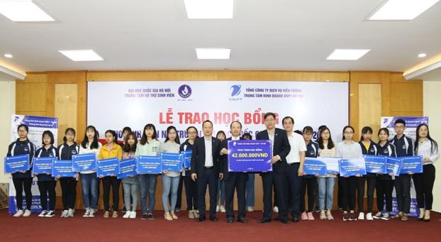 Sinh viên Đại học Quốc gia Hà Nội nhận tài trợ học bổng từ Tập đoàn VNPT