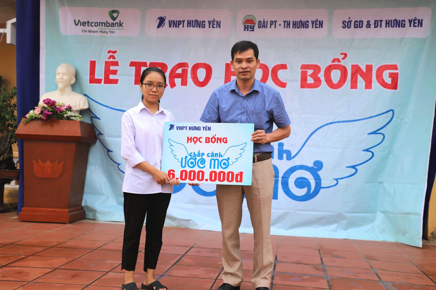 VNPT trao tặng học bổng cho học sinh nghèo vượt khó tại Hưng Yên