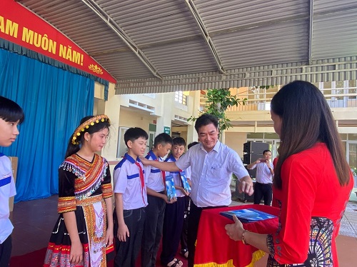 VNPT tặng quà nhân dịp năm học mới cho các trường học tại Hà Giang
