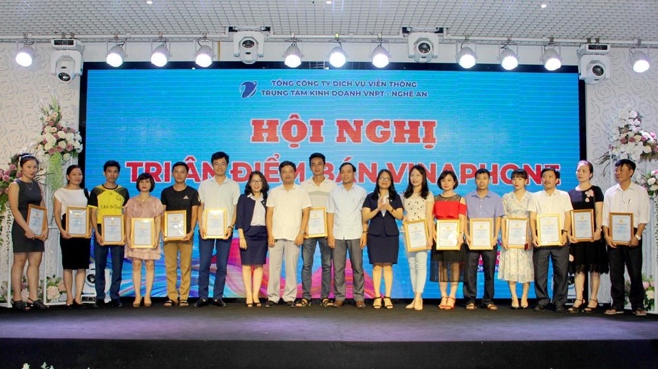 VNPT - Nghệ An trao thưởng 52 điểm bán VinaPhone xuất sắc năm 2019