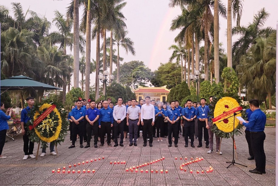 VNPT Group's Youth Union lit candles to pay tribute to heroic martyrs