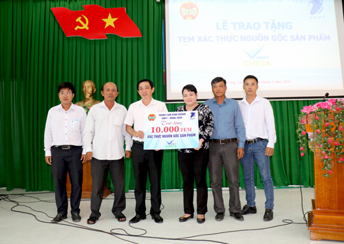 Ông Nguyễn Hoàng Long - Phó Giám đốc Trung tâm Kinh doanh VNPT Đồng Tháp trao bảng tượng trưng cho đồng chí Phan Thị Kim Nhung - Phó Chủ tich Hội Nông dân tỉnh.