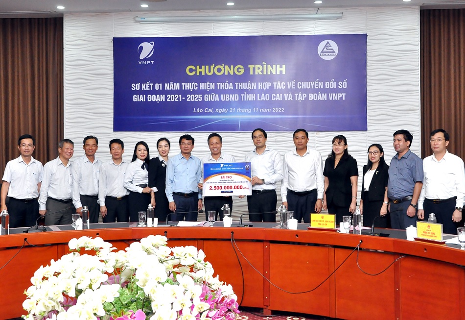 VNPT Group donates 2.5 billion VND to reduce temporary houses for the poor households in Lao Cai