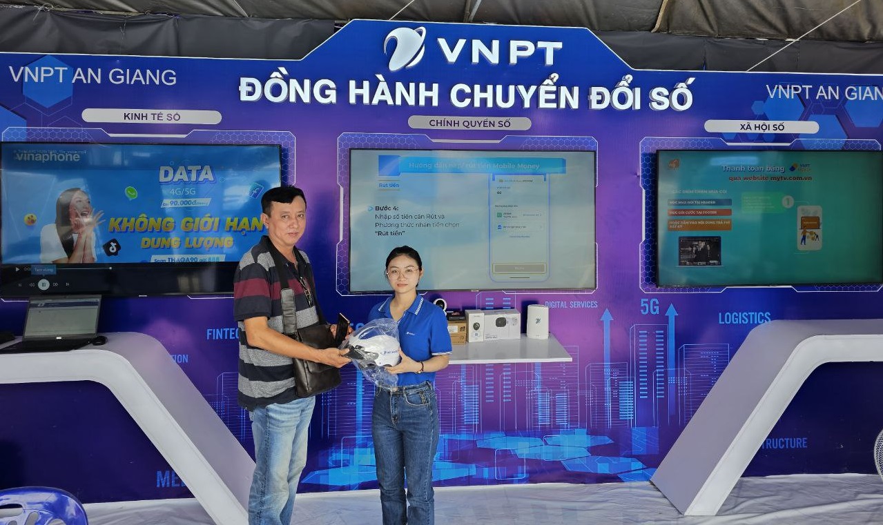 VNPT participates in "Cashless payment and shopping festival" in An Giang