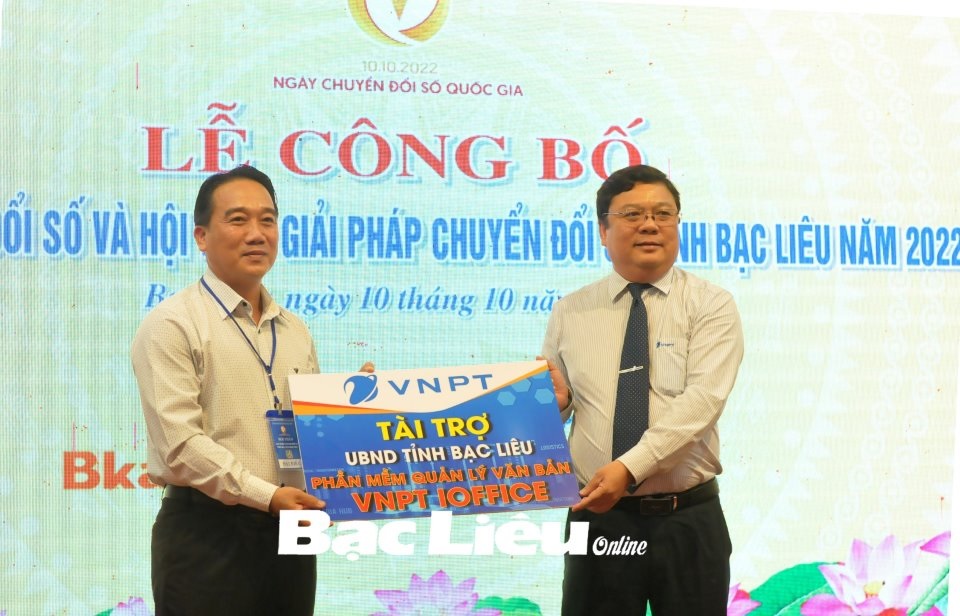 VNPT Group presents Bac Lieu province with VNPT iOffice software