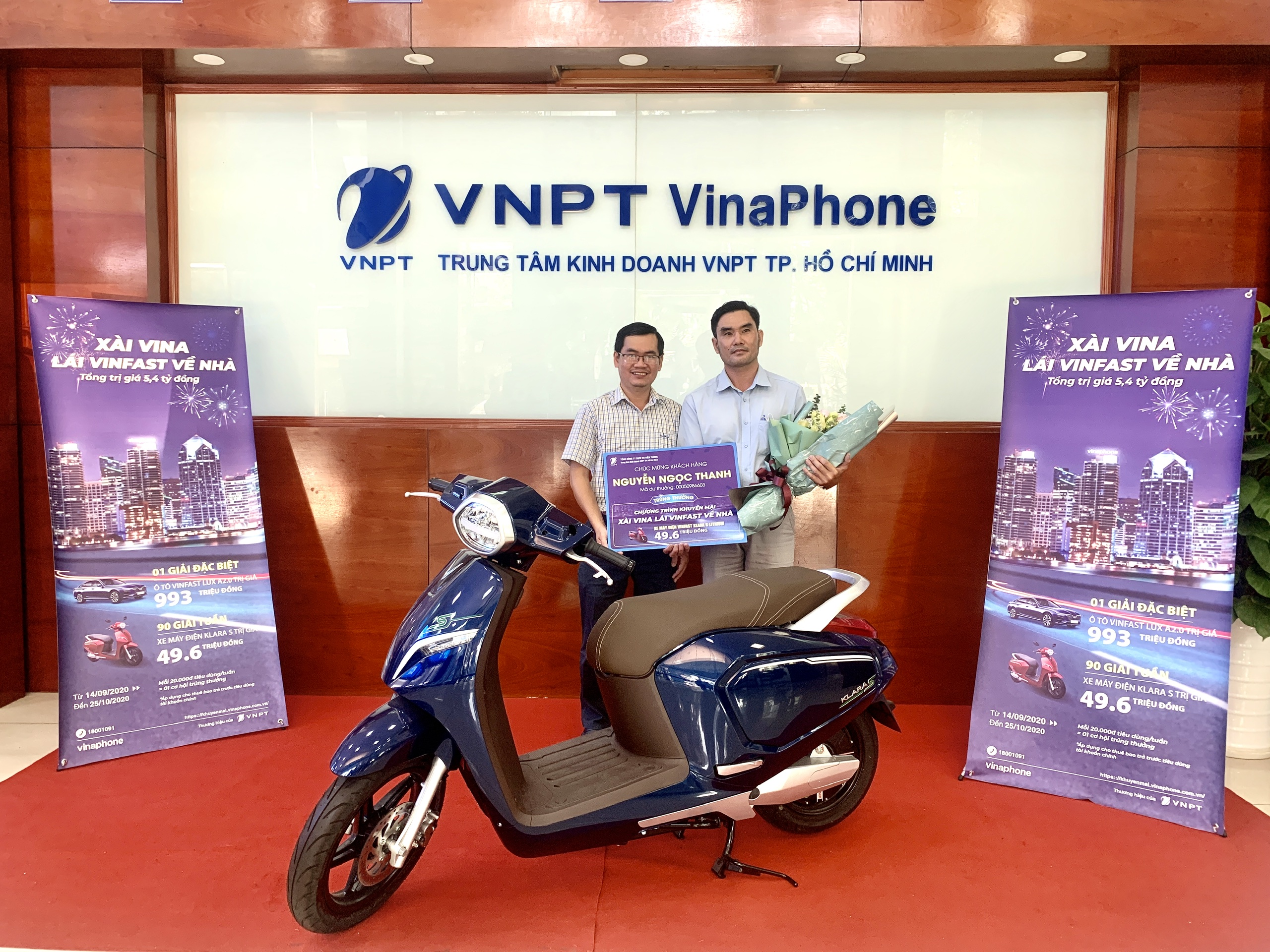 VNPT - VinaPhone Hồ Chí Minh tiếp tục trao thưởng đến các khách hàng may mắn trúng thưởng Chương trình khuyến mại "Xài Vina Lái Vinfast về nhà" tuần 5 và 6