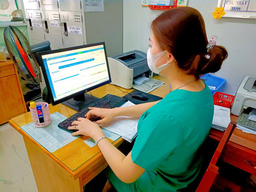 y tá sử dụng phần mềm VNPT trên máy tính