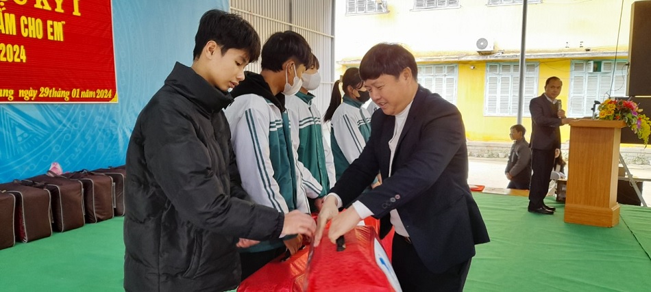VNPT gives presents to disadvantaged students Tuyen Quang