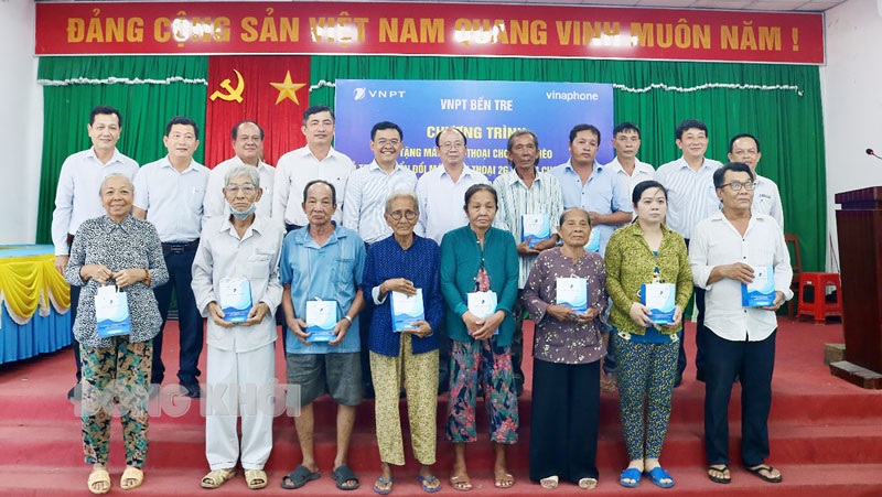 VNPT helps people in Binh Dai convert 2G to 4G