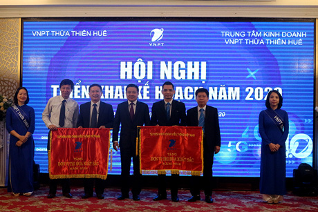 Ông Huỳnh Quang Liêm - Phó Tổng Giám đốc Tập đoàn VNPT trao cờ thi đua của Tập đoàn cho hai tập thể: VNPT Thừa Thiên - Huế và Trung tâm Kinh doanh VNPT Thừa Thiên - Huế.