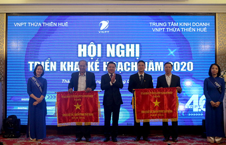 Và trao cờ thi đua của Ủy ban Quản lý Vốn nhà nước tại Doanh nghiệp cho hai tập thể: Trung tâm Viễn thông Quảng Điền và Trung tâm Công nghệ Thông tin