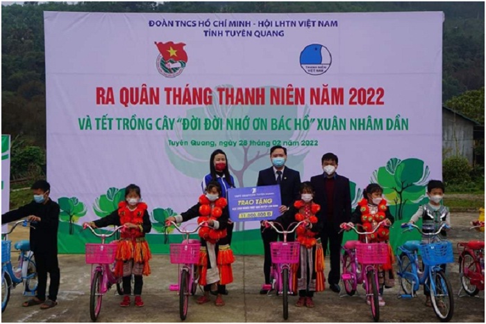 VNPT donates bicycles to poor students who overcome difficulties in Tuyen Quang