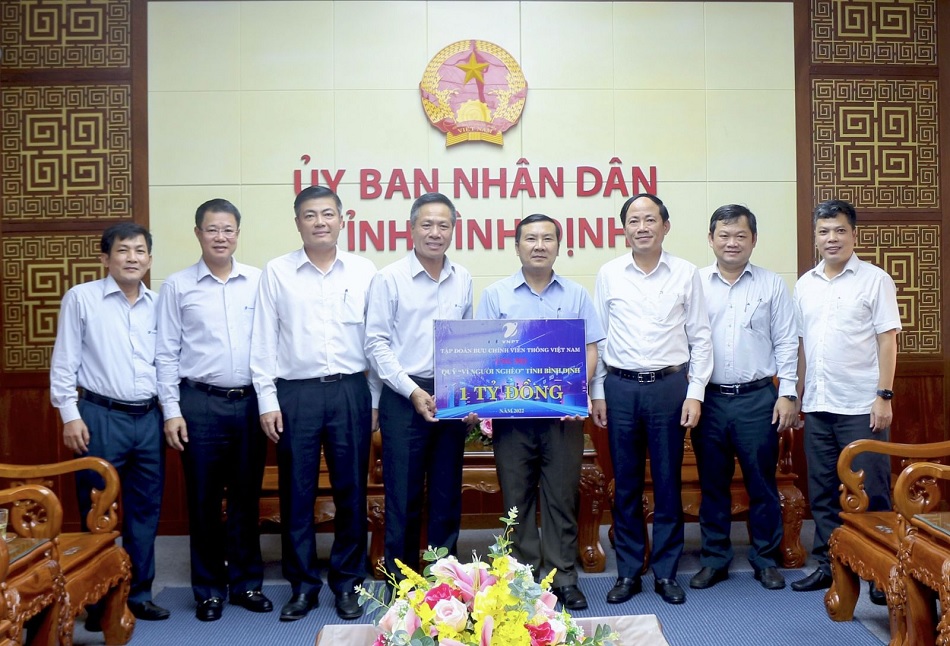 VNPT Group donates 1 billion VND to the “Fund for the Poor" in Binh Dinh province