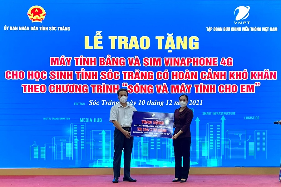 VNPT donates 2,637 tablets and 4G SIM cards in Soc Trang