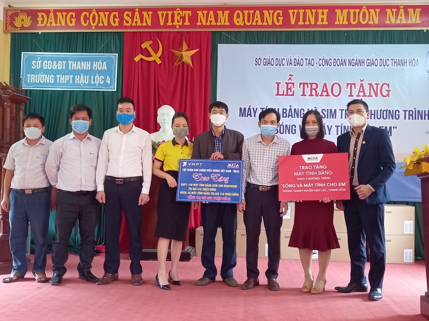 VNPT continues to donate tablets to poor students in Thanh Hoa