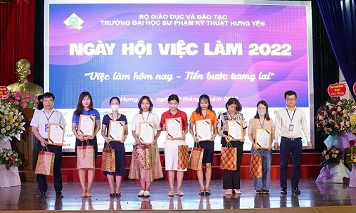 VNPT joins "Job Day 2022" at Hung Yen University of Technology and Education