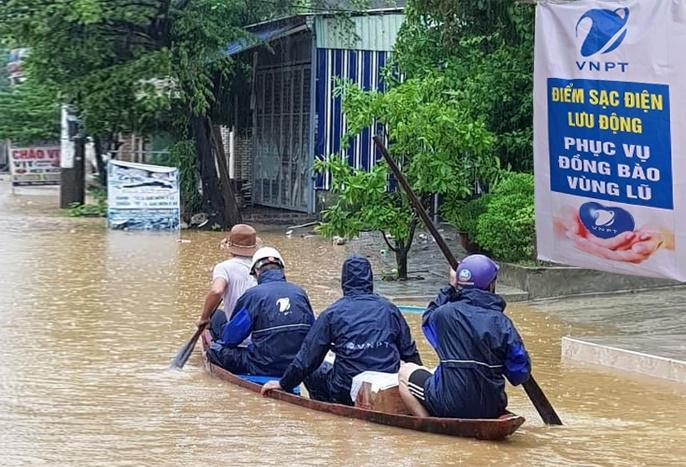 VNPT kịp thời hỗ trợ khách hàng, người dân miền Trung trong bão số 6, số 7