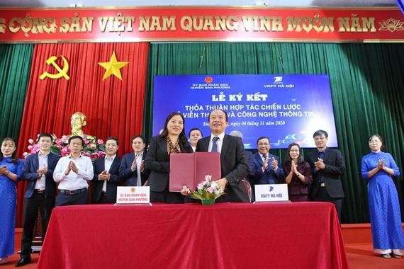 VNPT Ha Noi and Dan Phuong district cooperate on telecommunication development strategy.