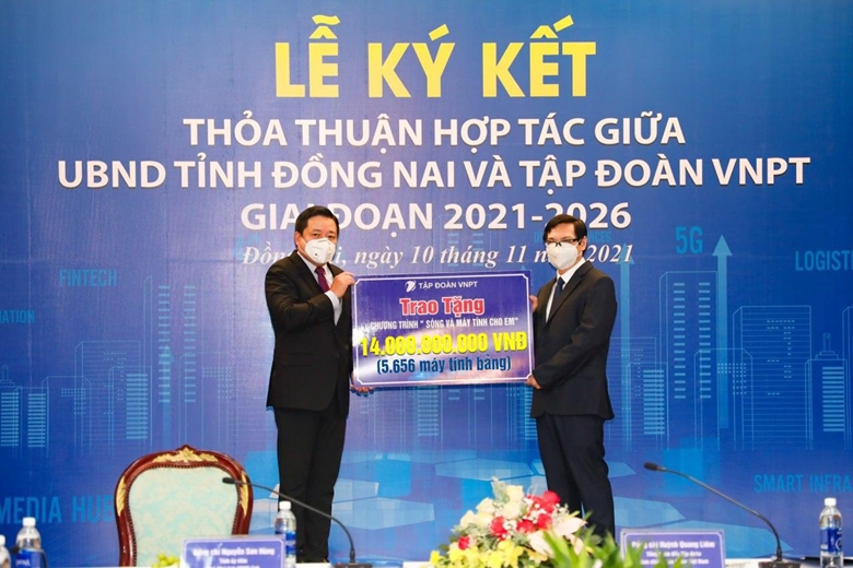 VNPT presents more than 8.300 tablets to students of Dong Nai, Long An