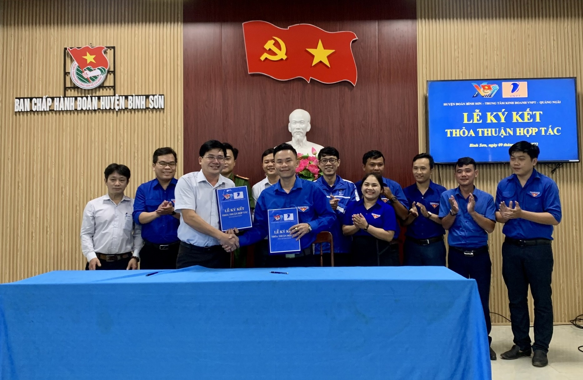 VNPT signs cooperation agreement on telecommunications and information technology with Binh Son district union