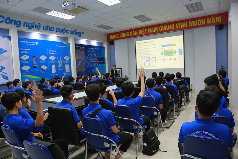 Posts and Telecommunications Institute of Technology’s students visit VNPT's modern factory