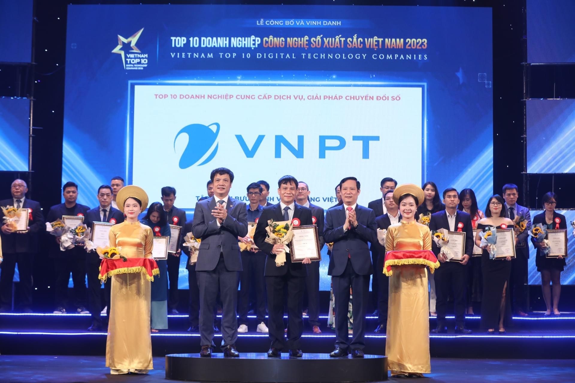 VNPT honoured in TOP 10 outstanding digital technology enterprises in Vietnam 2023