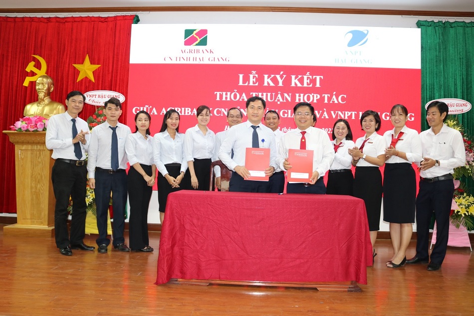 VNPT signs a comprehensive cooperation agreement with Agribank Hau Giang