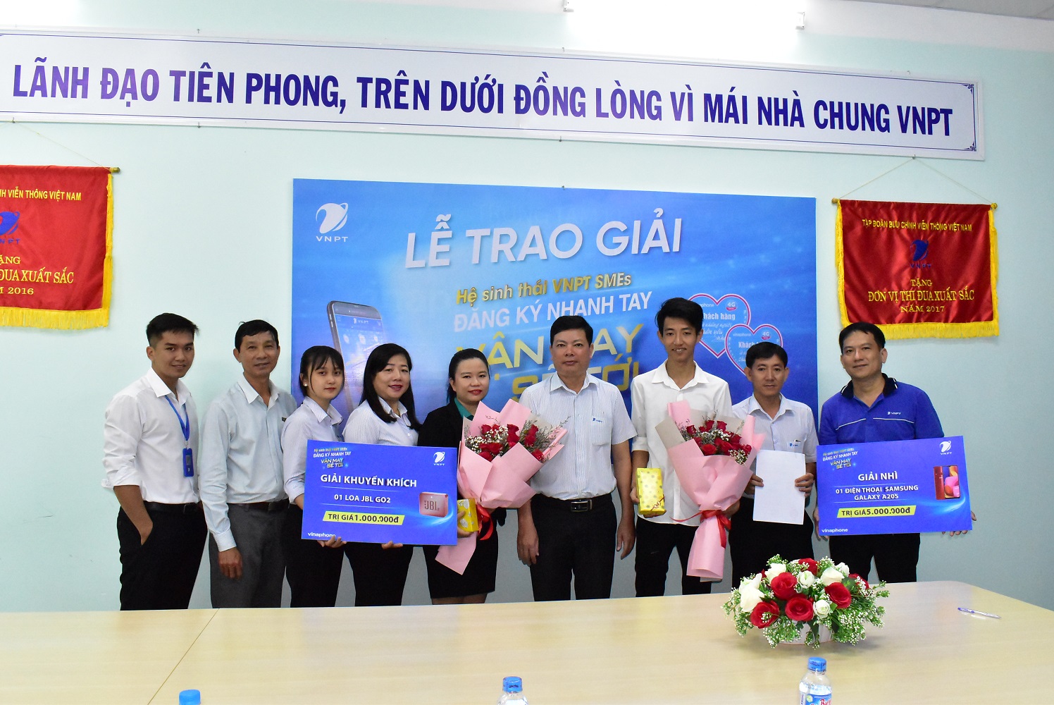 VNPT VinaPhone Trà Vinh trao thưởng chương trình Đăng ký nhanh tay - Vận may sẽ tới