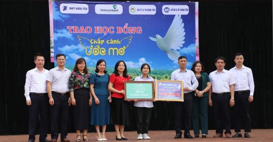 VNPT awards scholarships to poor student in Hung Yen