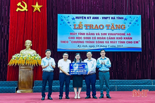 VNPT trao 605 máy tính bảng cho học sinh khó khăn tại Hà Tĩnh