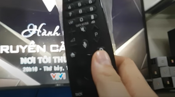 Người dùng bật tivi và bấm vào nút có hình bánh răng trên remote. 