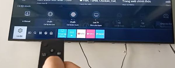 Người dùng di chuyển bằng các phím mũi tên trên remote và nhấn chọn Cài đặt trên màn hình tivi.